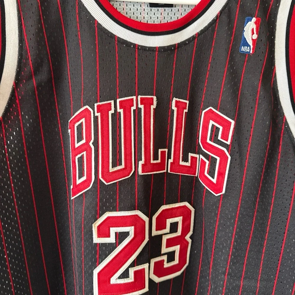Men’s Nike Michael Jordan #23 Chicago Bulls Jersey Black Pinstripe Sz 50 - NWOT - Picture 2 of 5